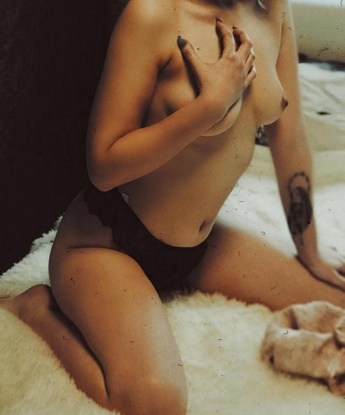 Фотографии, которые ты видишь, - настоящие и отражают мою красоту и сексуальность. Мое тело стройное, с изящными кривыми, а мои соблазнительные глаза и улыбка не оставят тебя равнодушным.
Я готова предложить тебе уникальные встречи, наполненные жаром и волнением. Мои услуги включают эротический массаж, классический секс, оральный секс, стриптиз и многое другое.
Живу я в Москве - столице страсти и возможностей. Среди моих клиентов есть много довольных мужчин, которые оценили мои навыки и отзывчивость. Я обладаю уникальным талантом удовлетворять твои самые сокровенные желания.
Давай проведем время вместе, и я покажу тебе, что настоящее наслаждение - это я. Жду твоего звонка. 💋 10143, 20 лет